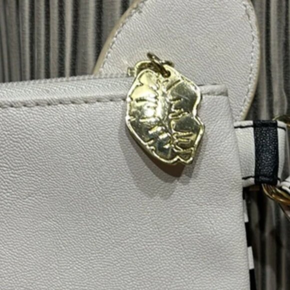 Betsey Johnson Rabbit Bunny Wristlet Pouch Travel Cosmetic Bag EUC - Picture 5 of 7